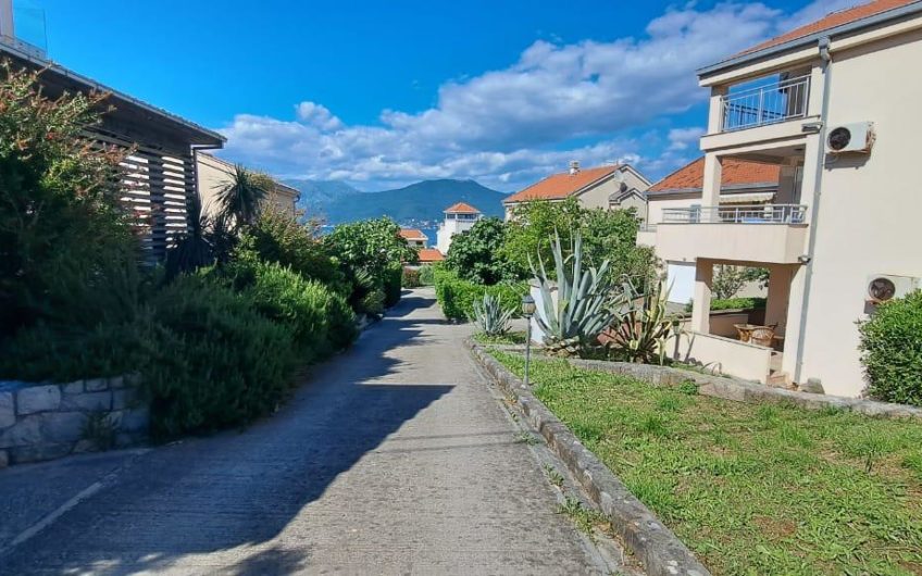 House for sale in Krasici with a large plot and sea view
