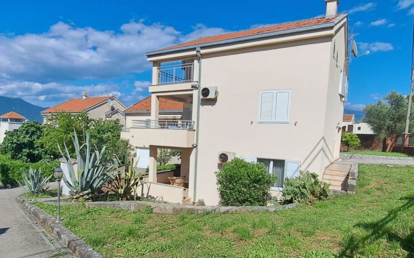 House for sale in Krasici with a large plot and sea view