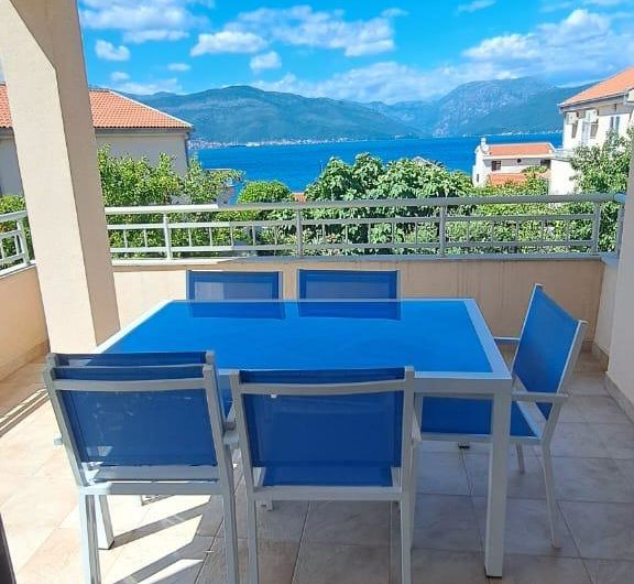 House for sale in Krasici with a large plot and sea view