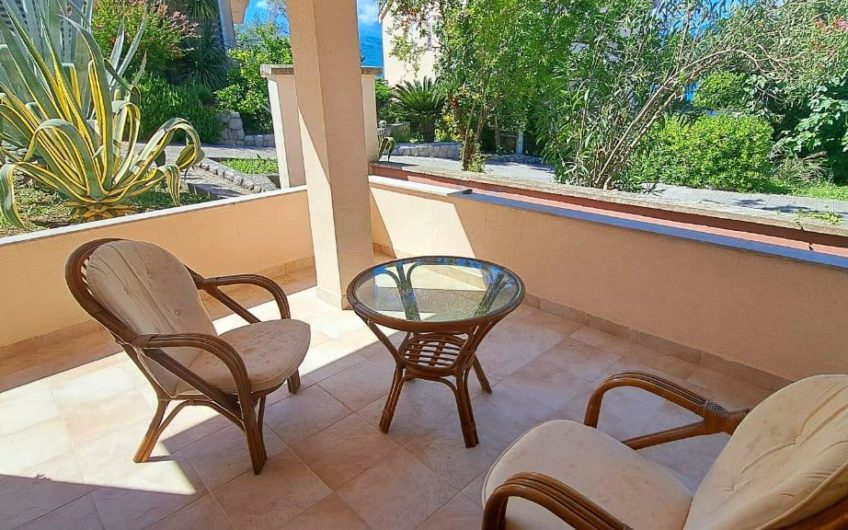 House for sale in Krasici with a large plot and sea view