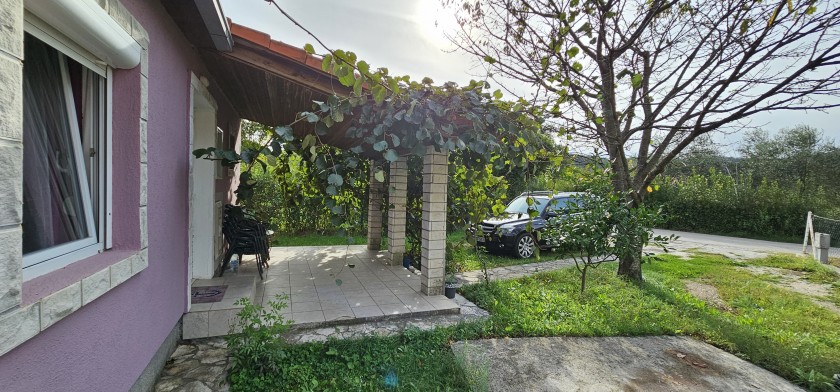 House with a beautiful garden in Zelenika