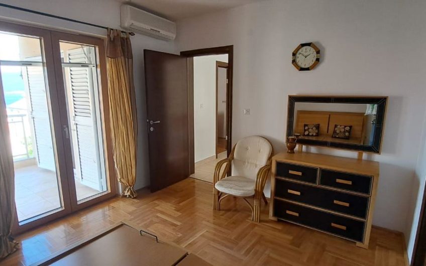 House for sale in Krasici with a large plot and sea view