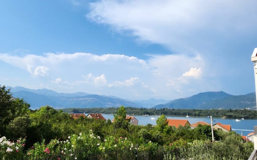 Djurasevici – 1-bedroom apartment in a complex by the sea. Garage & pool