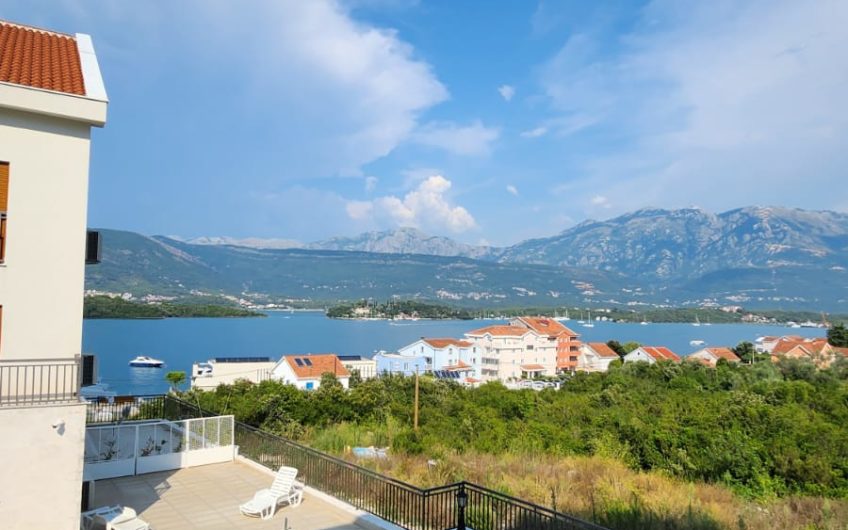 Djurasevici – 1-bedroom apartment in a complex by the sea. Garage & pool