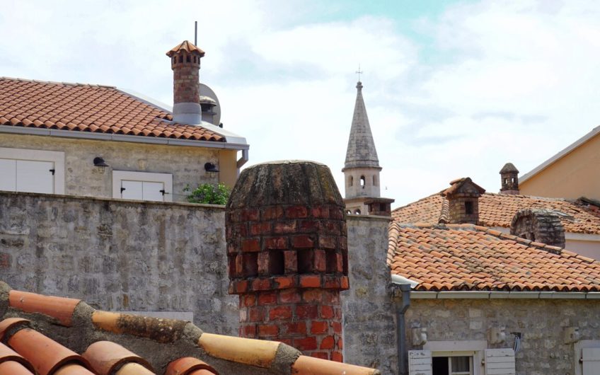 Old Town Budva – stone house with sea view and commercial premises.