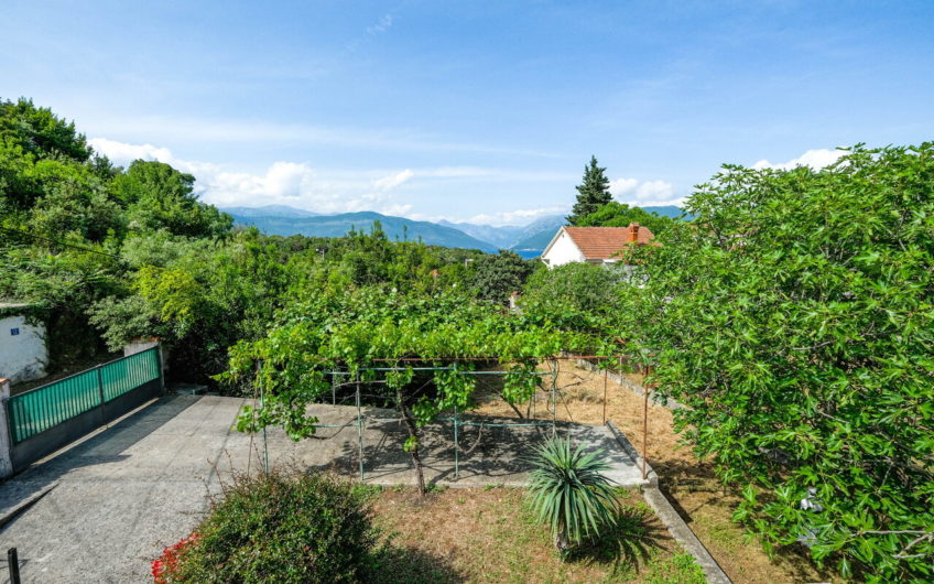 House with a garden in Luštica – 250 meters from the sea