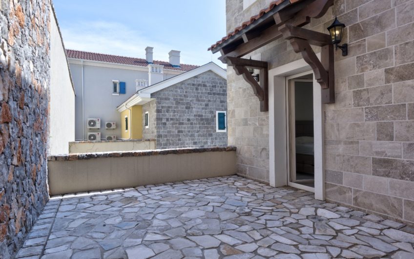 Exclusive 2-Bedroom Apartment – Lustica Bay
