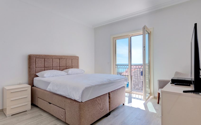 Exclusive 2-Bedroom Apartment – Lustica Bay