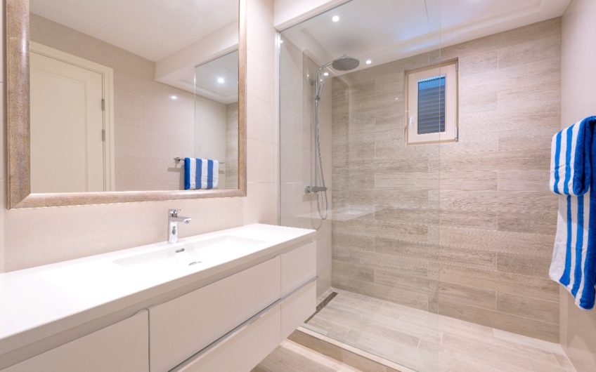 Exclusive 2-Bedroom Apartment – Lustica Bay