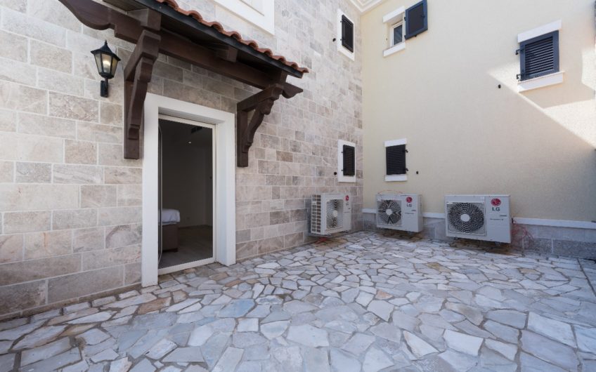 Exclusive 2-Bedroom Apartment – Lustica Bay