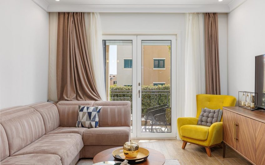 Apartment with a terrace and courtyard in Luštica Centrale