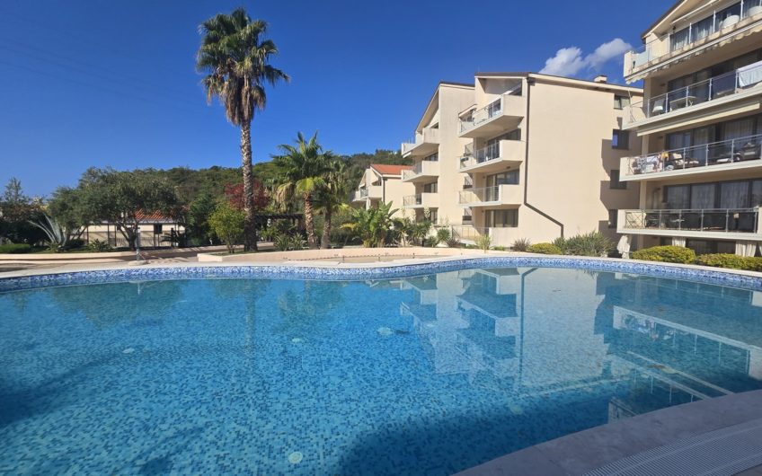 Luxury apartment in a complex with a pool – Pržno