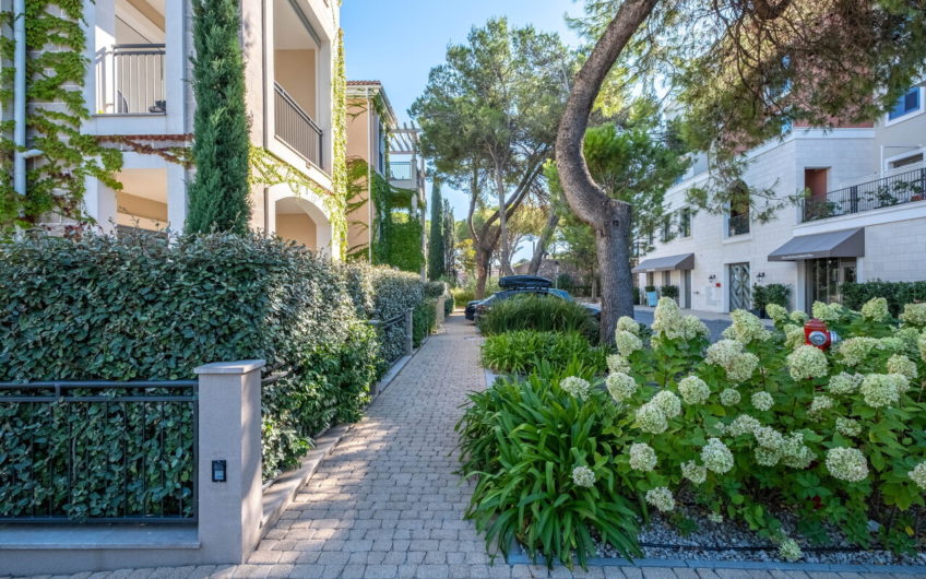 Stylish one-bedroom apartment in the prestigious Centrale complex, Lustica Bay
