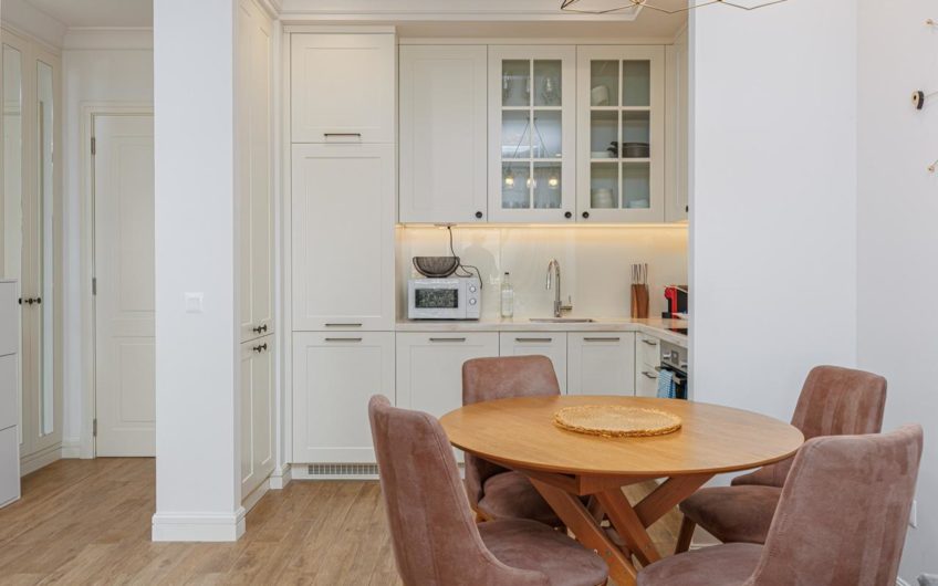 Apartment with a terrace and courtyard in Luštica Centrale