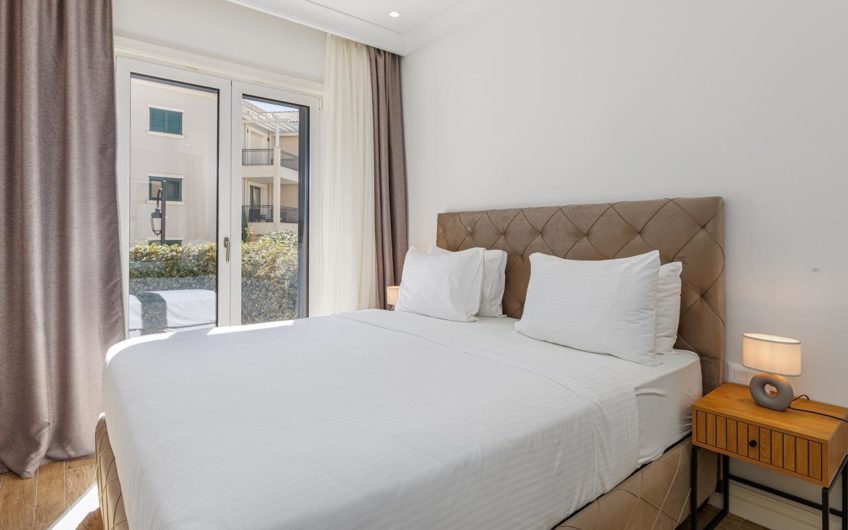 Apartment with a terrace and courtyard in Luštica Centrale
