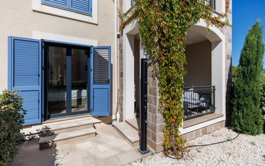 Apartment with a terrace and courtyard in Luštica Centrale