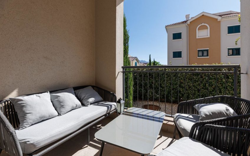 Apartment with a terrace and courtyard in Luštica Centrale