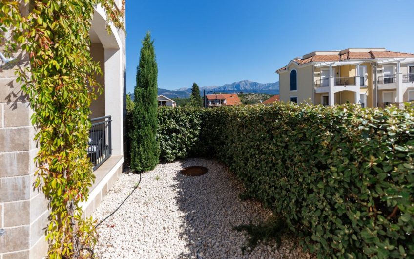 Apartment with a terrace and courtyard in Luštica Centrale