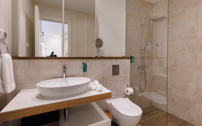 Apartment with a terrace and courtyard in Luštica Centrale