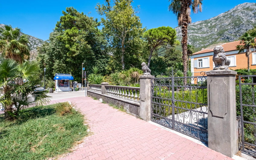Waterfront Villa in Risan – Center