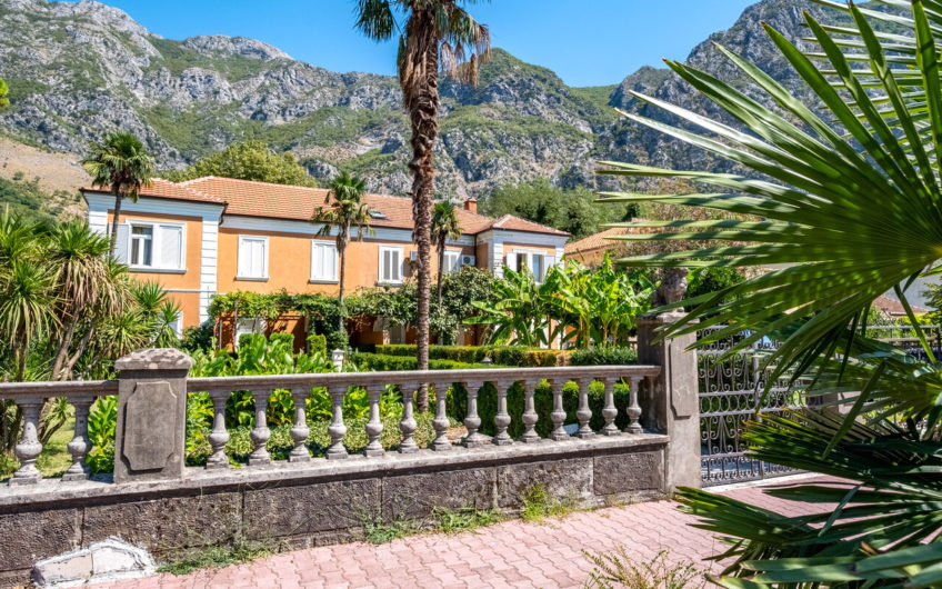 Waterfront Villa in Risan – Center