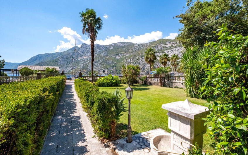 Waterfront Villa in Risan – Center