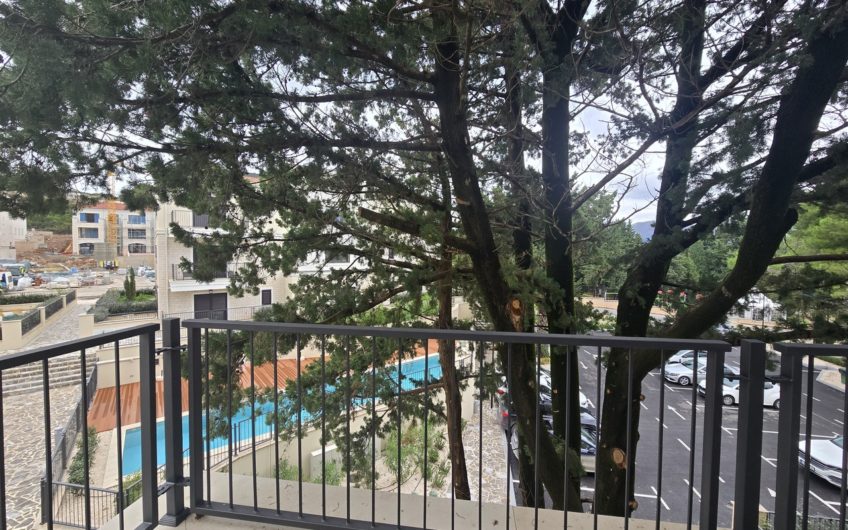 Lustica Centrale — New one-bedroom apartment in a block with a pool — €425,000