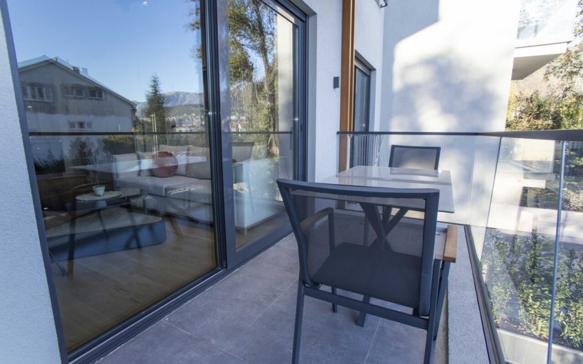 Seaside apartment in Donji Lastva in a modern building with an elevator – investment opportunity