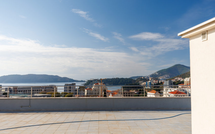 Luxury Penthouse with Roof Terrace and Garage Space – Becici