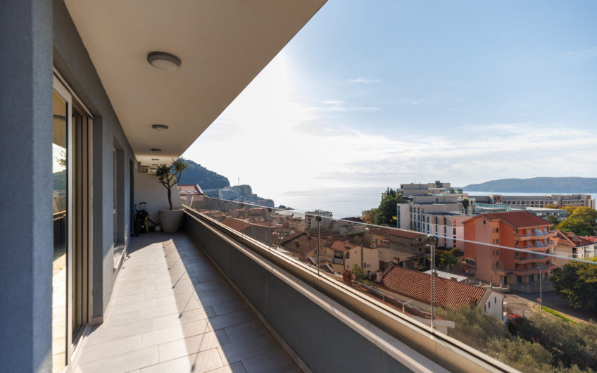 Luxury Penthouse with Roof Terrace and Garage Space – Becici