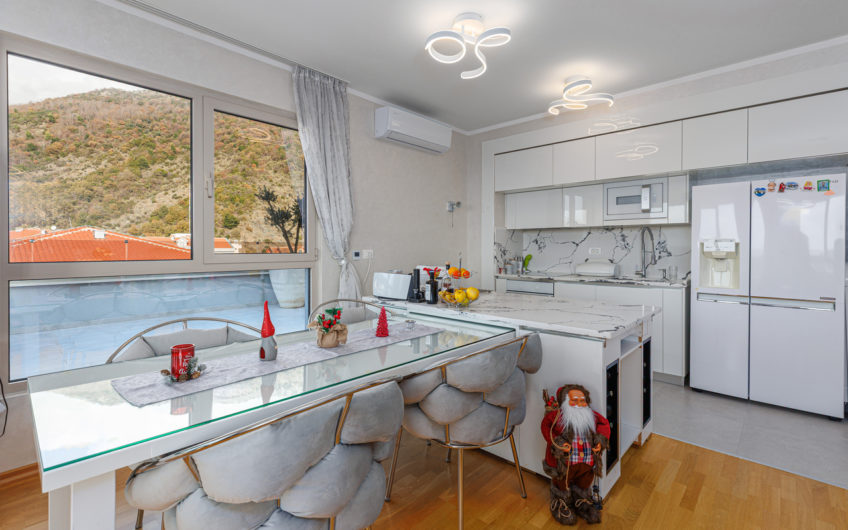 Luxury Penthouse with Roof Terrace and Garage Space – Becici