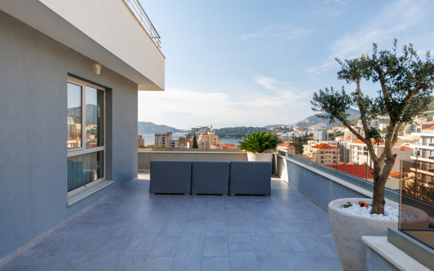 Luxury Penthouse with Roof Terrace and Garage Space – Becici