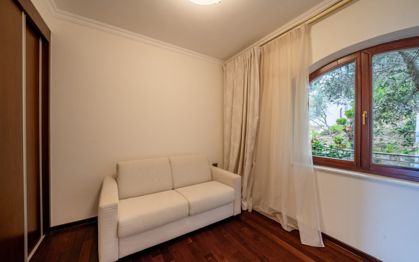 Two-bedroom apartment above the beach Lučice – Petrovac