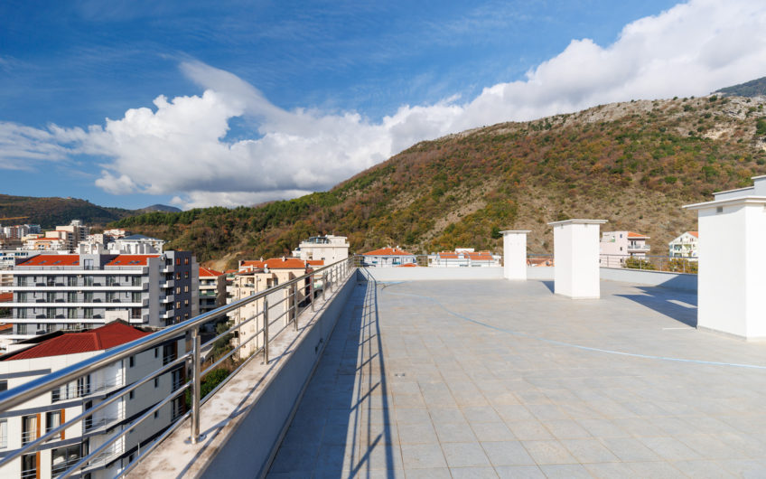Luxury Penthouse with Roof Terrace and Garage Space – Becici