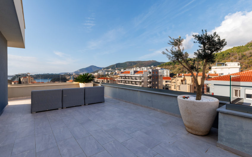 Luxury Penthouse with Roof Terrace and Garage Space – Becici