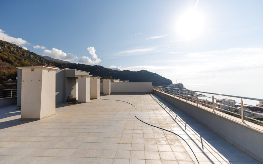 Luxury Penthouse with Roof Terrace and Garage Space – Becici