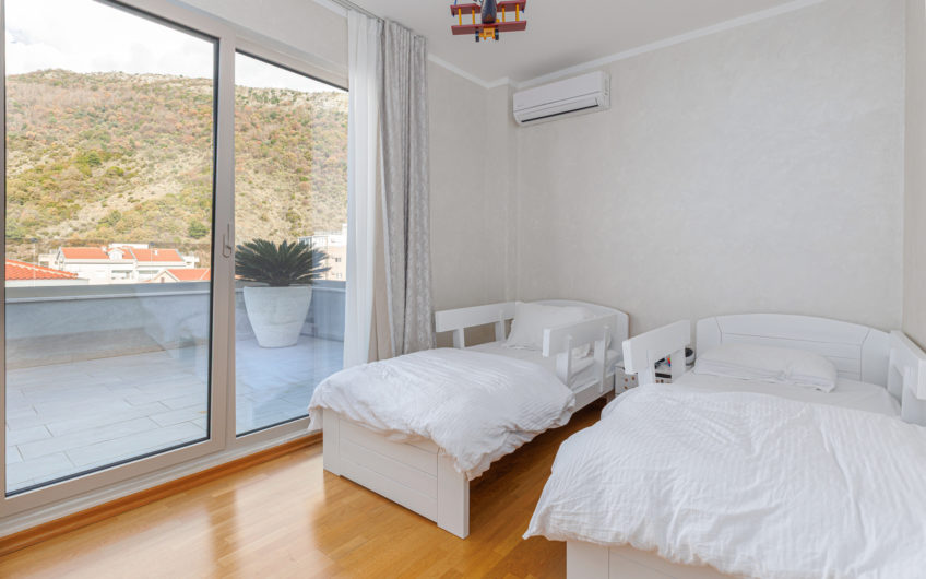Luxury Penthouse with Roof Terrace and Garage Space – Becici