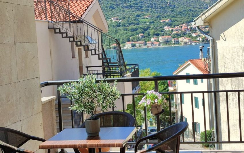 Four-room apartment for sale in Dobrota – 70 meters from the sea