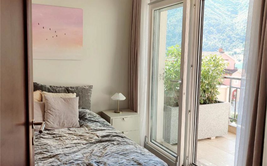 Four-room apartment for sale in Dobrota – 70 meters from the sea