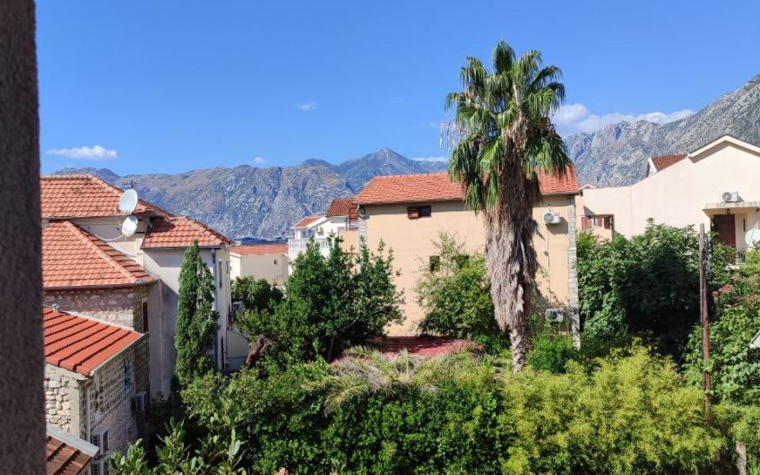 Four-room apartment for sale in Dobrota – 70 meters from the sea
