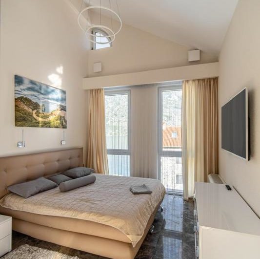 Luxury mini-hotel in Boka Kotorska – second row to the sea
