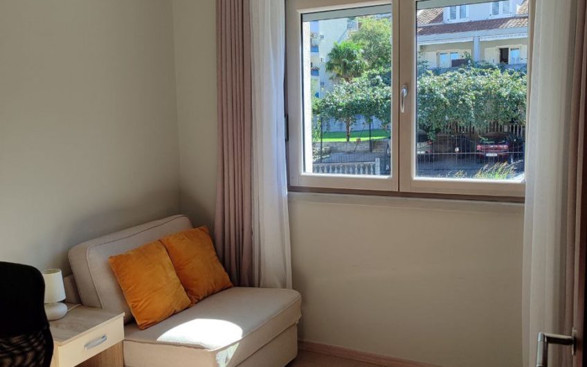 Four-room apartment for sale in Dobrota – 70 meters from the sea
