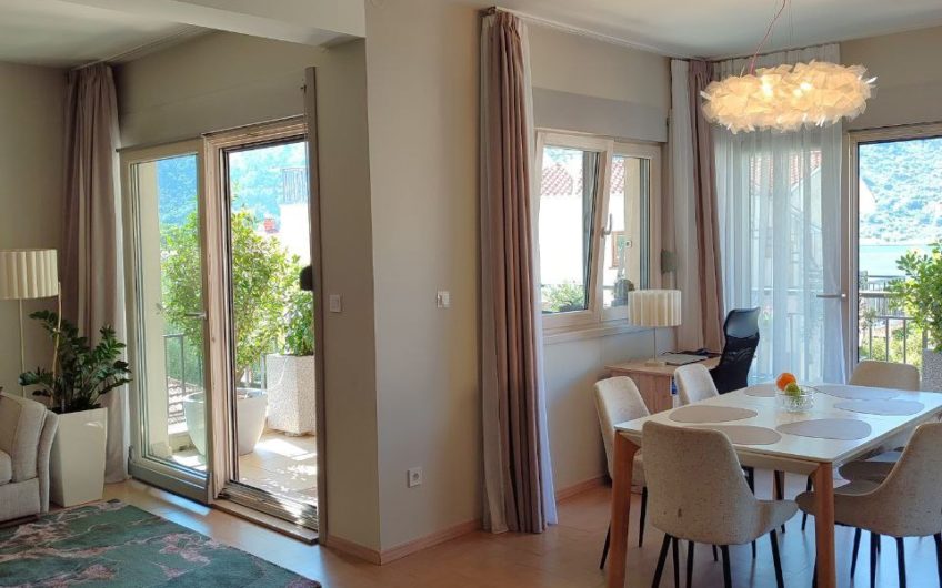 Four-room apartment for sale in Dobrota – 70 meters from the sea