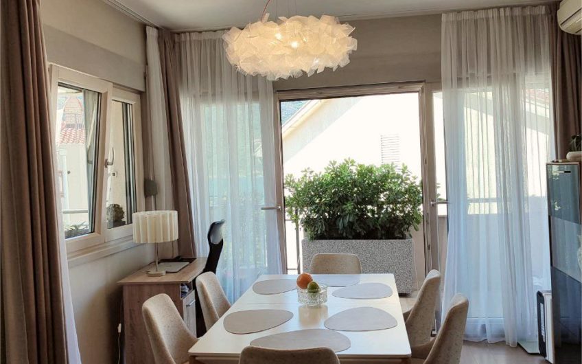 Four-room apartment for sale in Dobrota – 70 meters from the sea