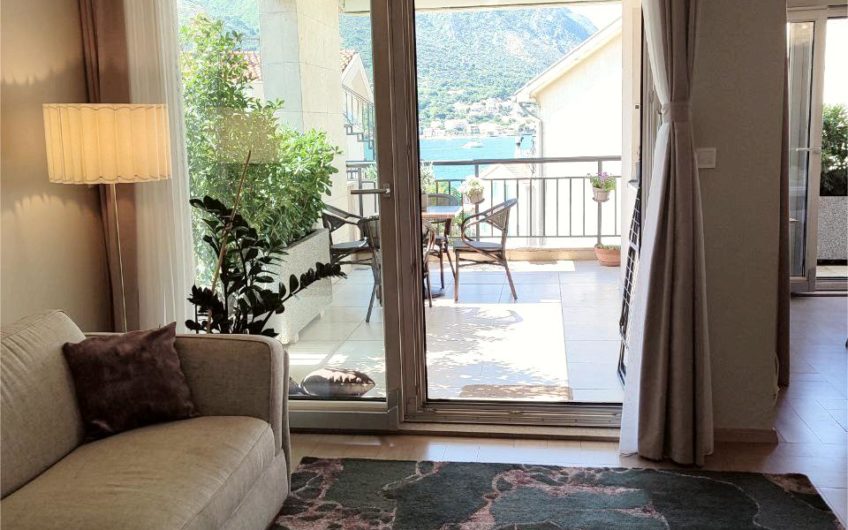 Four-room apartment for sale in Dobrota – 70 meters from the sea