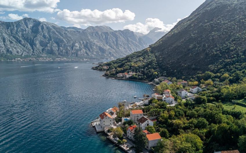 Luxury mini-hotel in Boka Kotorska – second row to the sea