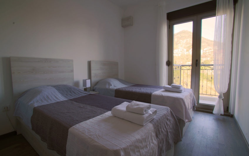 Two-bedroom apartment in a building with a pool – Tivat, Mažina – 73 m2