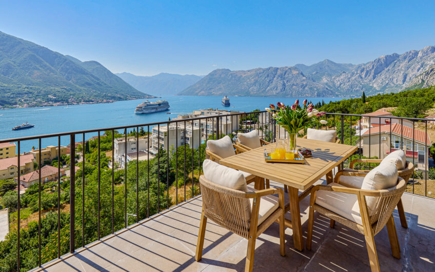 Three-bedroom apartment for sale in Dobrota