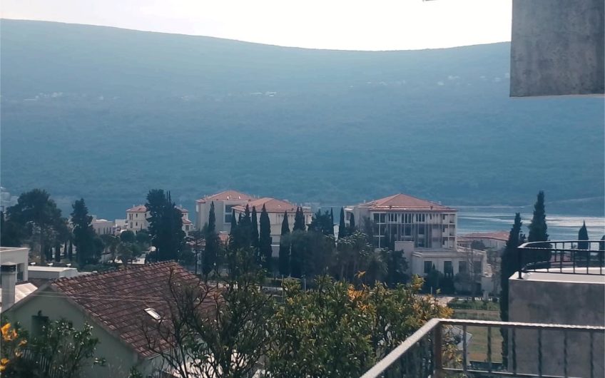 Kumbor – one-bedroom apartment with sea views and a parking space