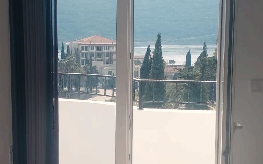 Kumbor – one-bedroom apartment with sea views and a parking space